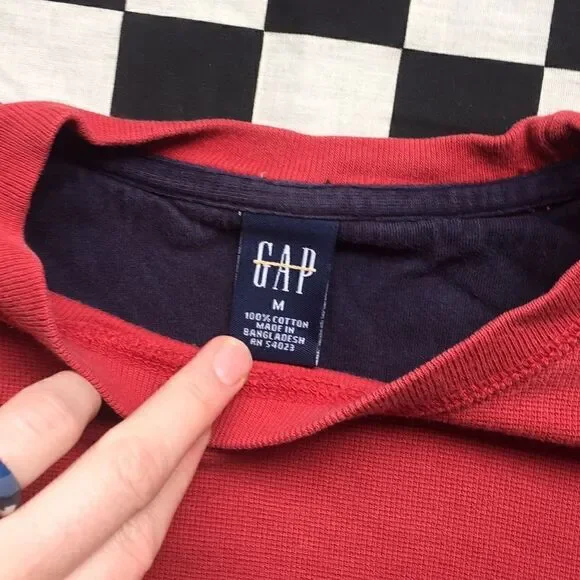 Red gap long sleeve  - Picture 3 of 3